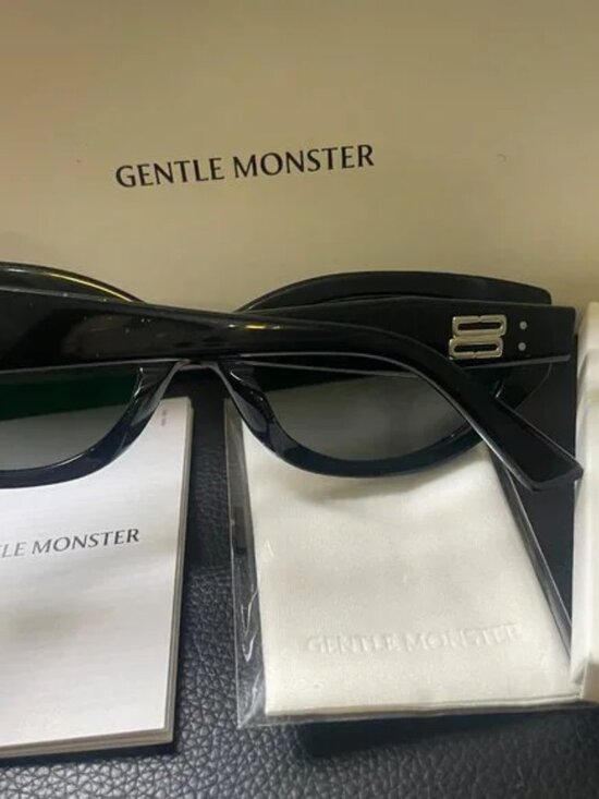 Gentle Monster Black Oval Sunglasses Gold Logo Chic It-Girl Style main image 6